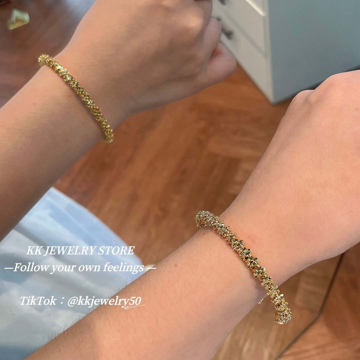 Sparkling small gravel opening bracelet