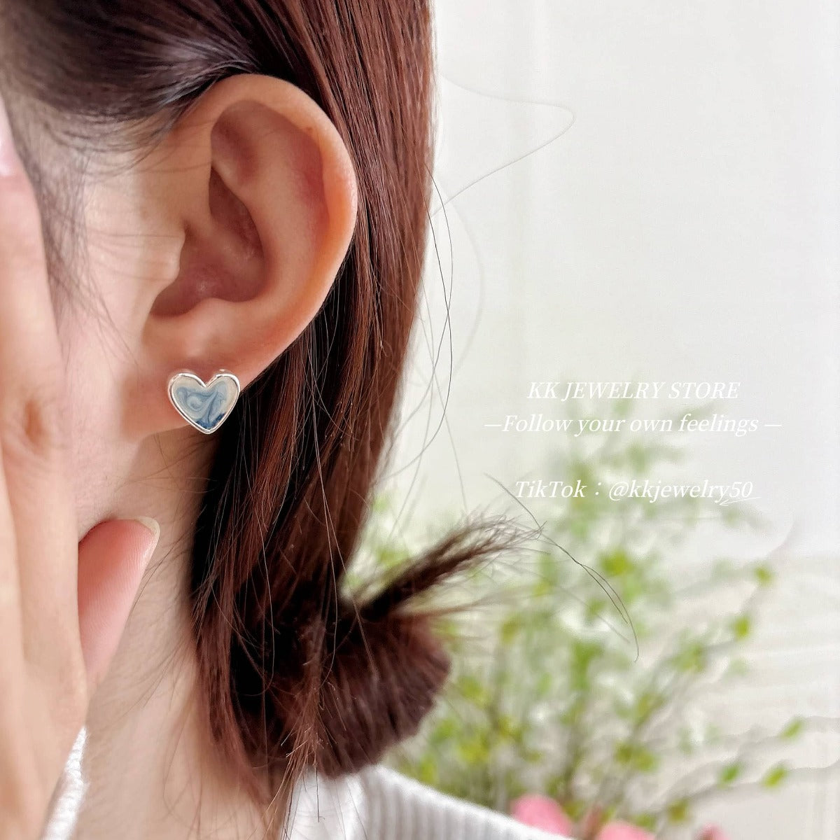 Streamer gradual change blue pearlescent love stud earrings