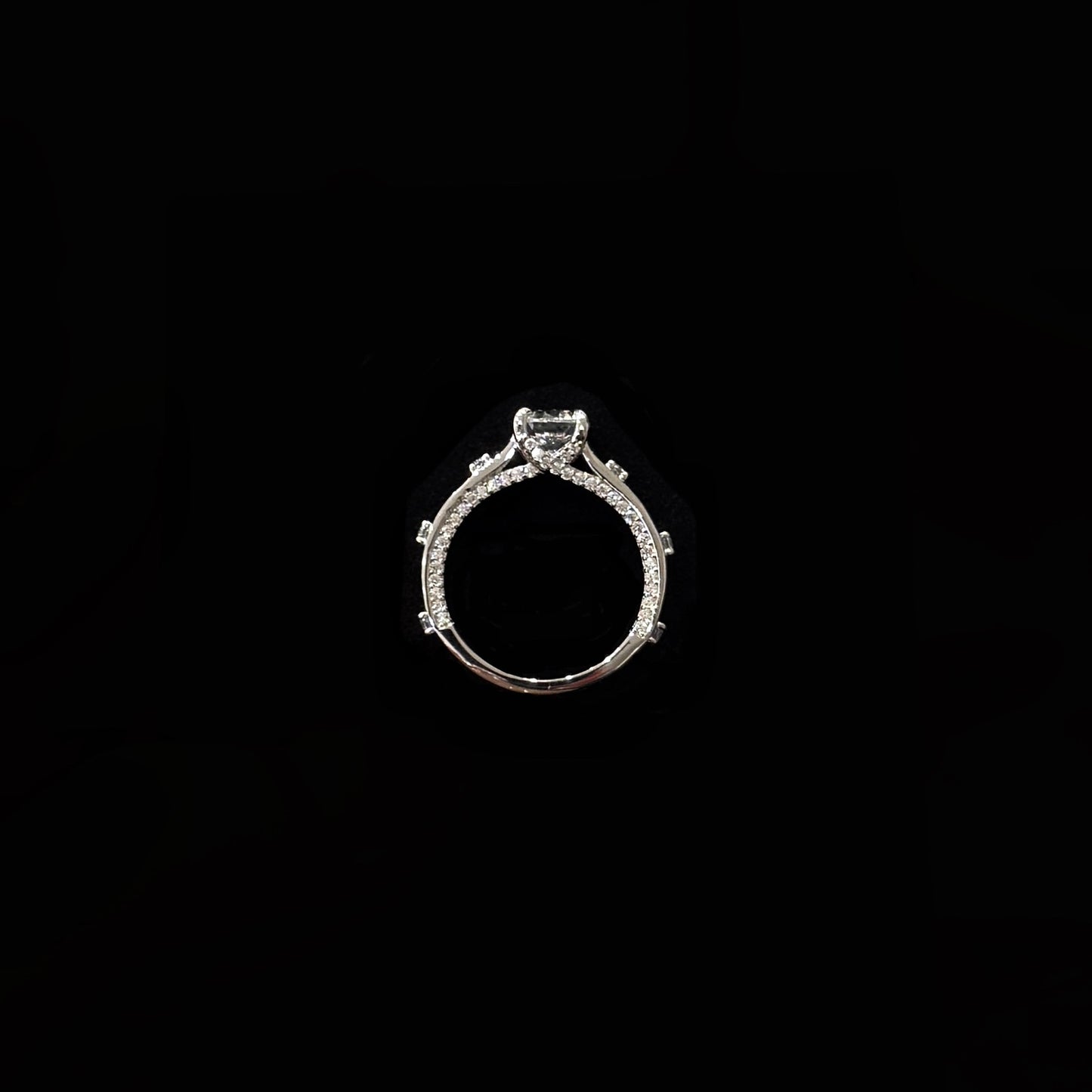 925 Silver Round Diamond Ring with a Strong Design Sense