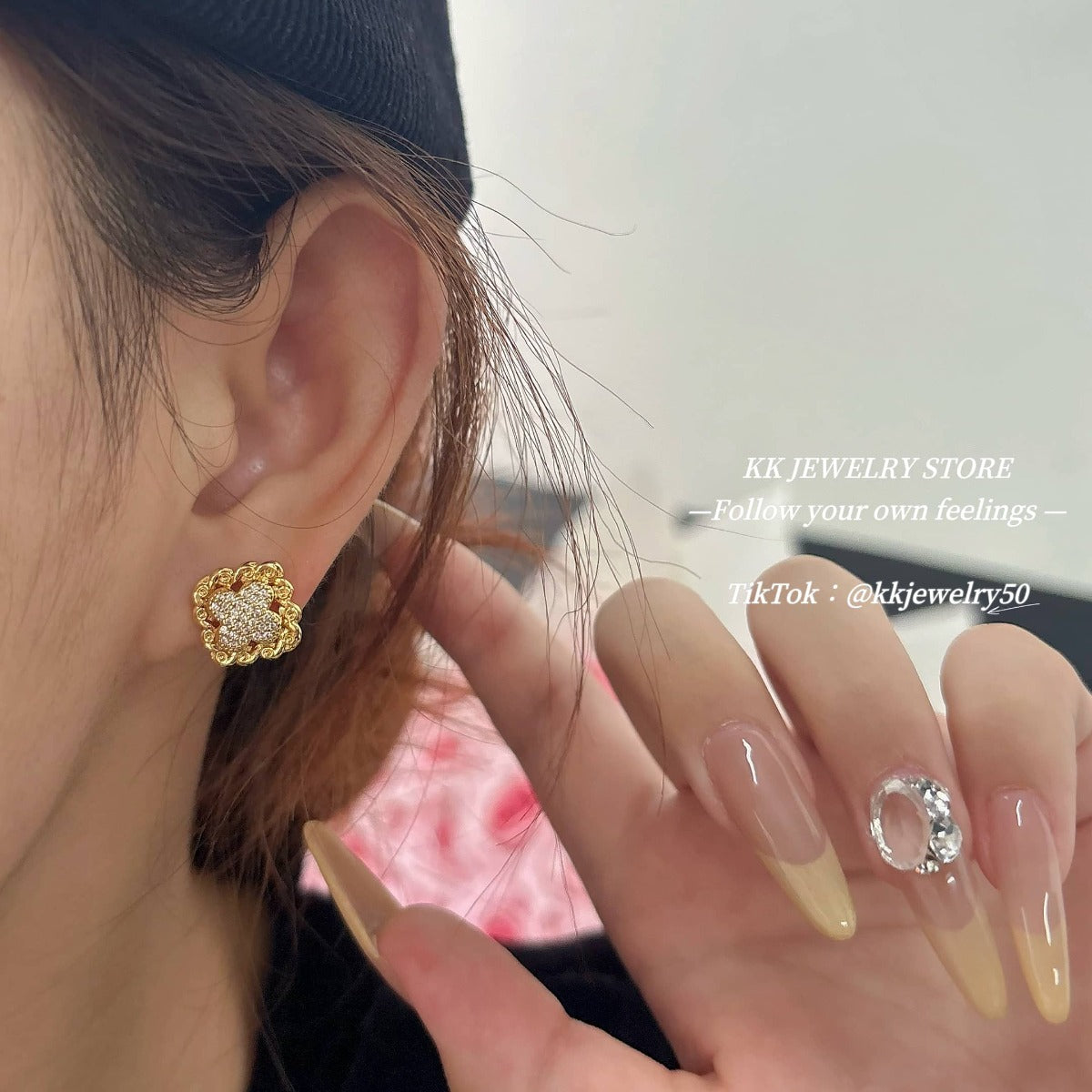 Brass four-leaf clover lace chipped diamond earrings