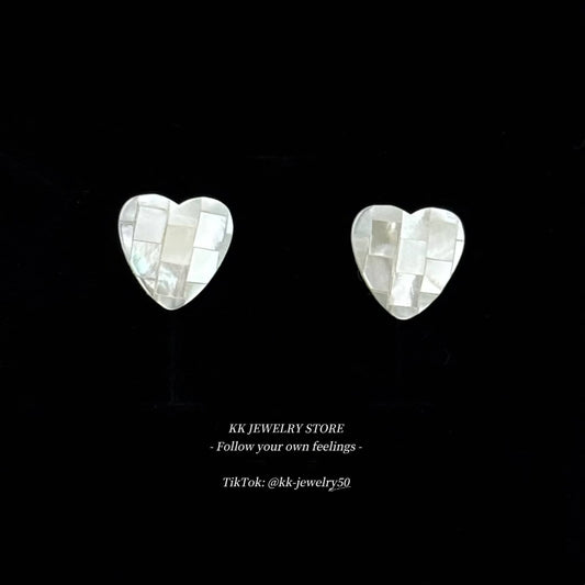 White Fritillary splicing love stud earrings