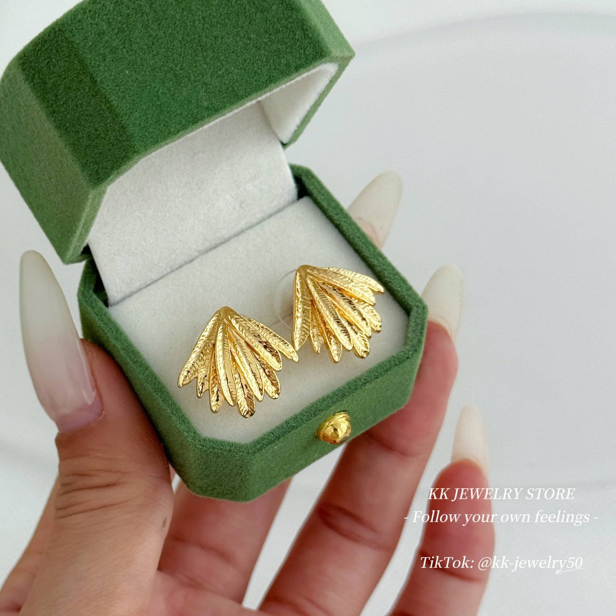 Compact high-quality texture stud earrings