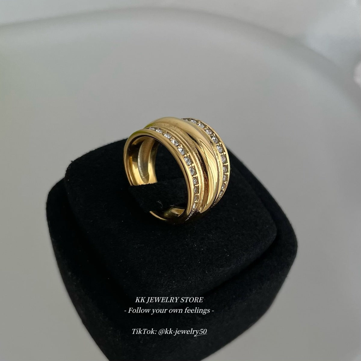 Exquisite Pearl Row Diamond Ring