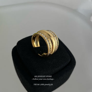 Exquisite Pearl Row Diamond Ring