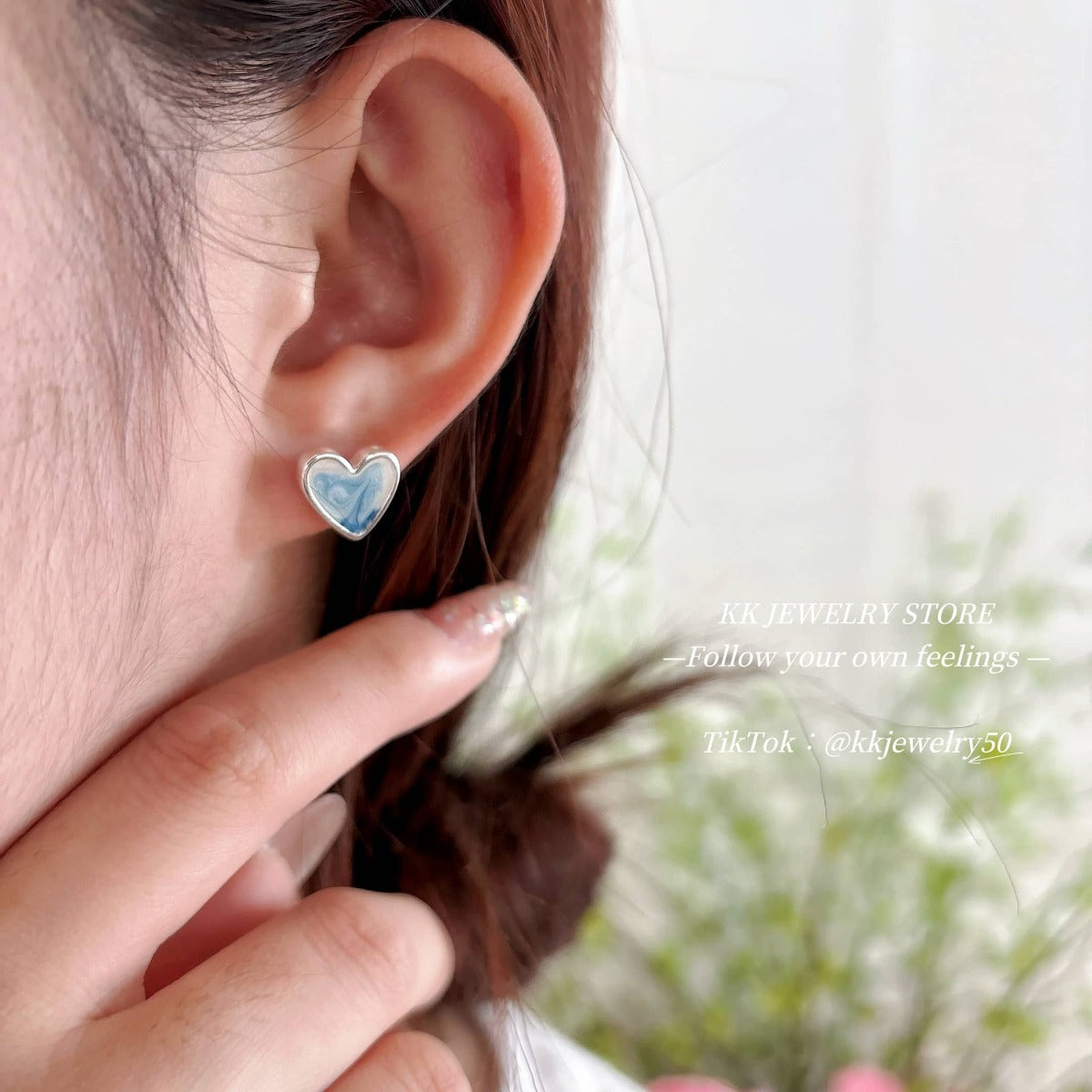 Streamer gradual change blue pearlescent love stud earrings