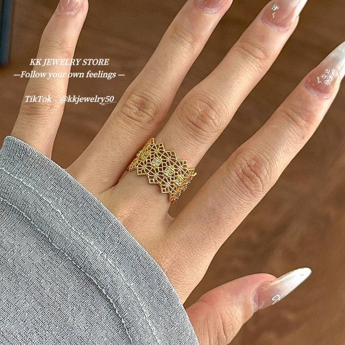 Court style crown ring hollow lace bracelet ring