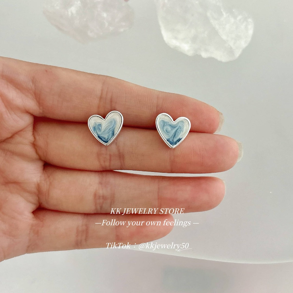 Streamer gradual change blue pearlescent love stud earrings