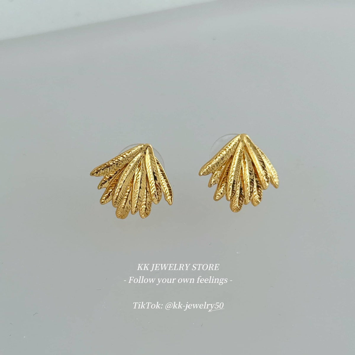 Compact high-quality texture stud earrings