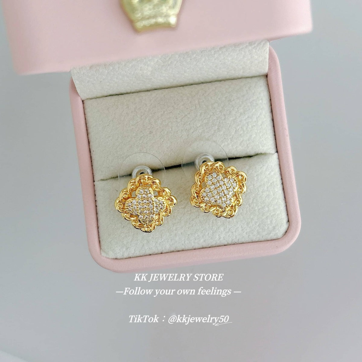 Brass four-leaf clover lace chipped diamond earrings