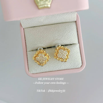 Brass four-leaf clover lace chipped diamond earrings