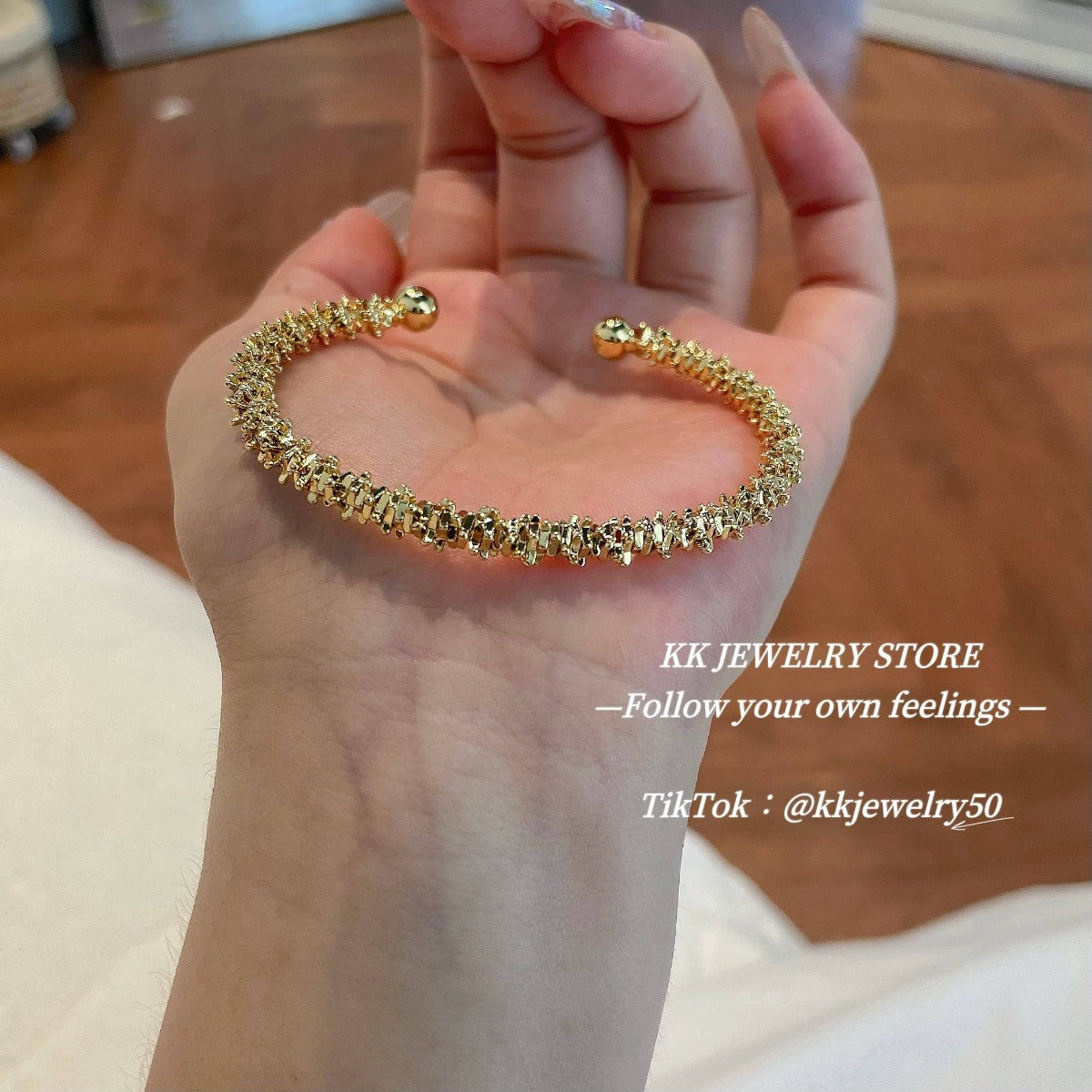 Sparkling small gravel opening bracelet