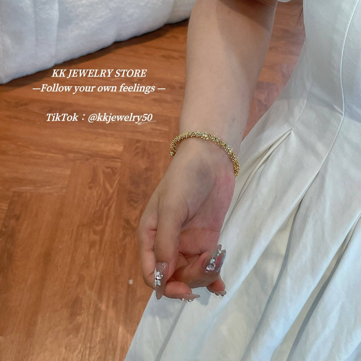 Sparkling small gravel opening bracelet