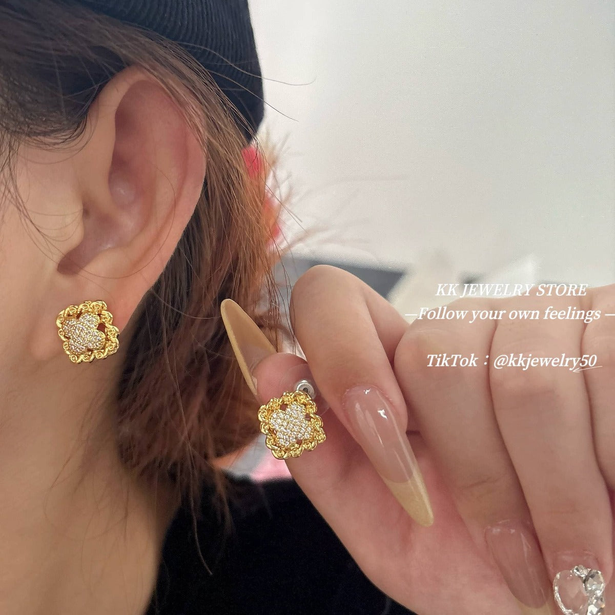 Brass four-leaf clover lace chipped diamond earrings