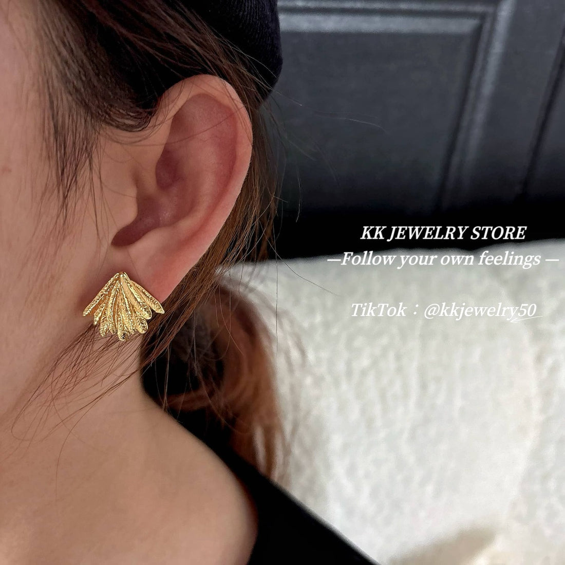 Compact high-quality texture stud earrings