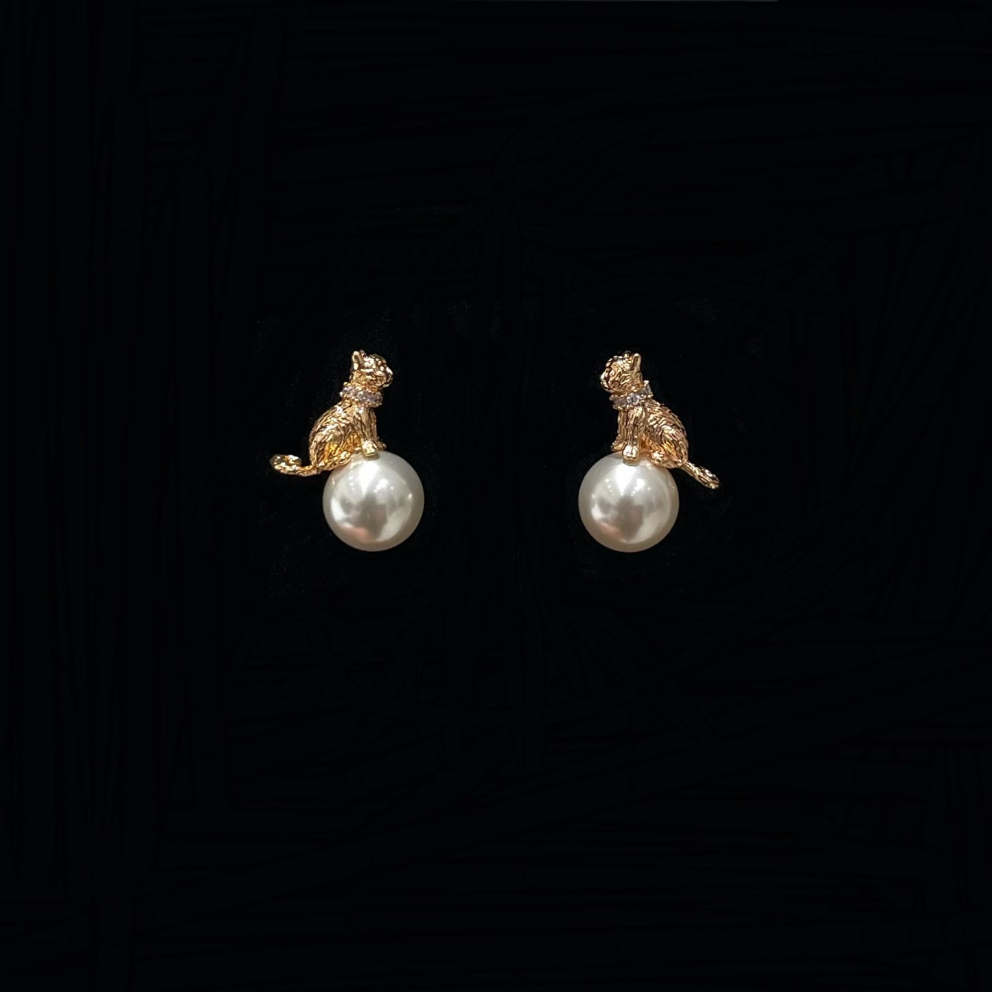 Niche ~ cat pearl stud earrings