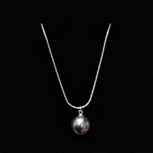 Faux pearl off-white single pendant necklace Covered in sterling silver