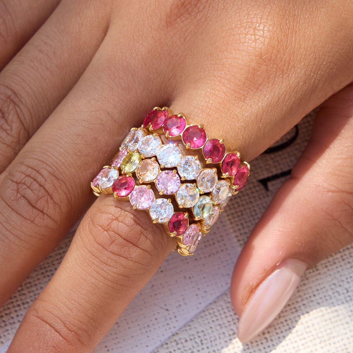 Titanium steel zircon ring does not fade.