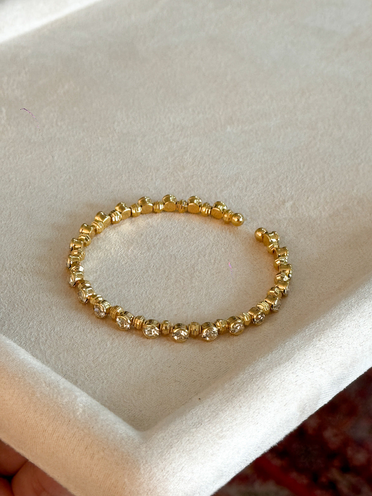 السوار الأزرق الماس العمودي على نطاق واسع نصف سوار نصف (نسخة ذهبية)