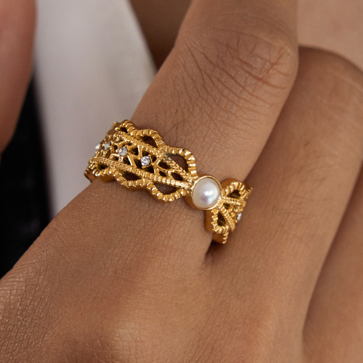 Zircon ring titanium steel does not fade
