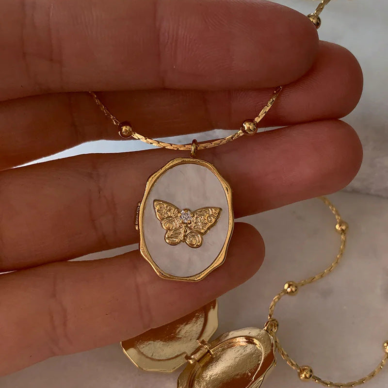 Butterfly shell photo frame necklace can be opened and closed.
