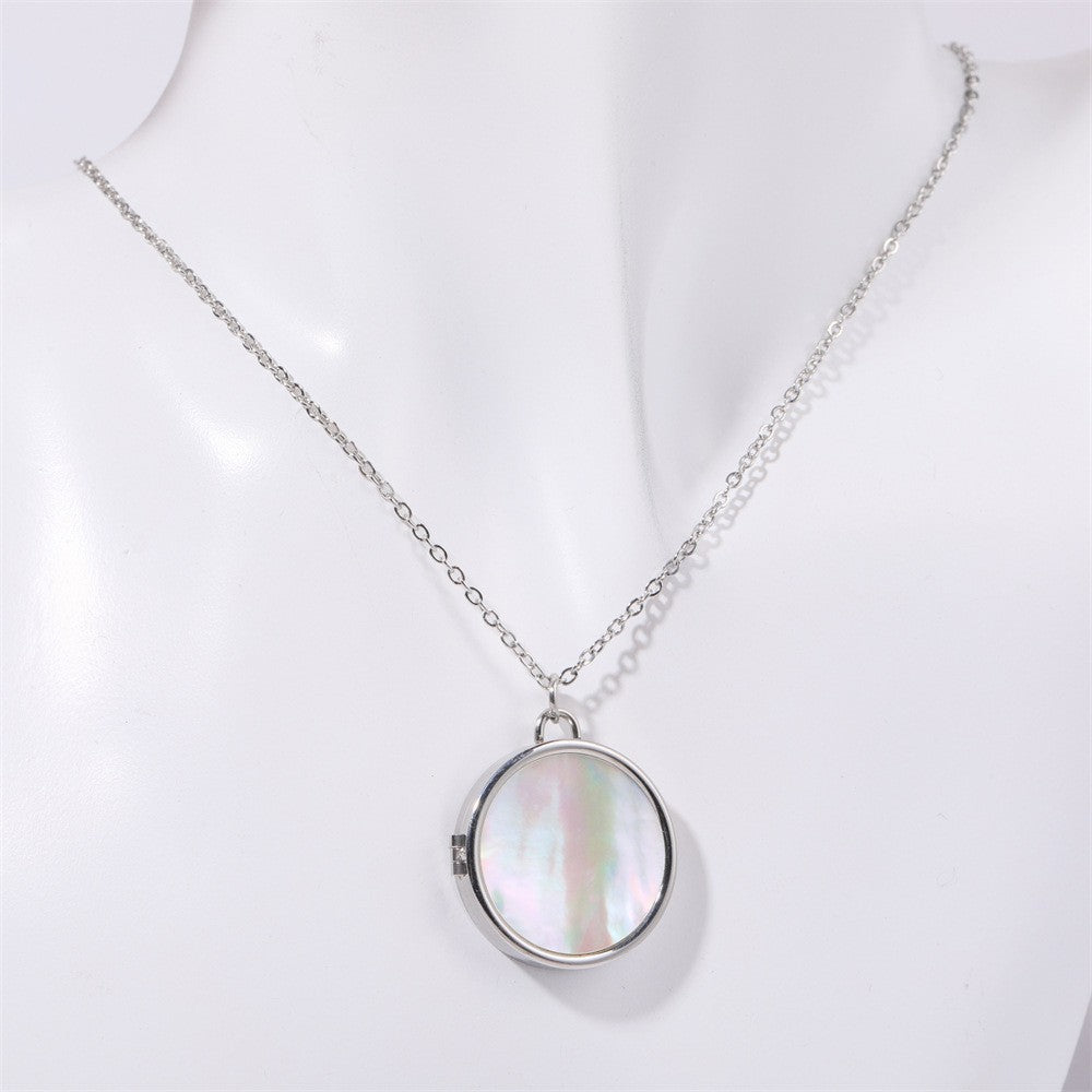 Butterfly shell photo frame necklace can be opened and closed.
