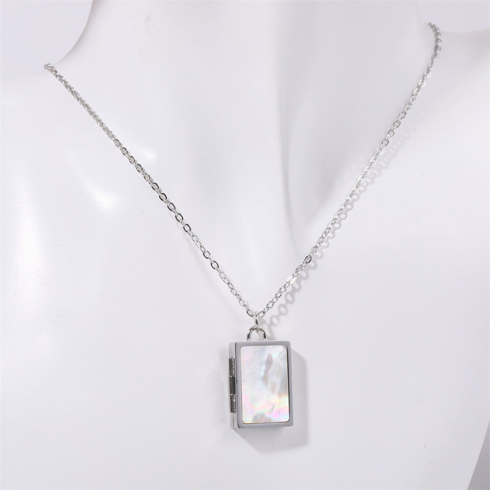 Butterfly shell photo frame necklace can be opened and closed.