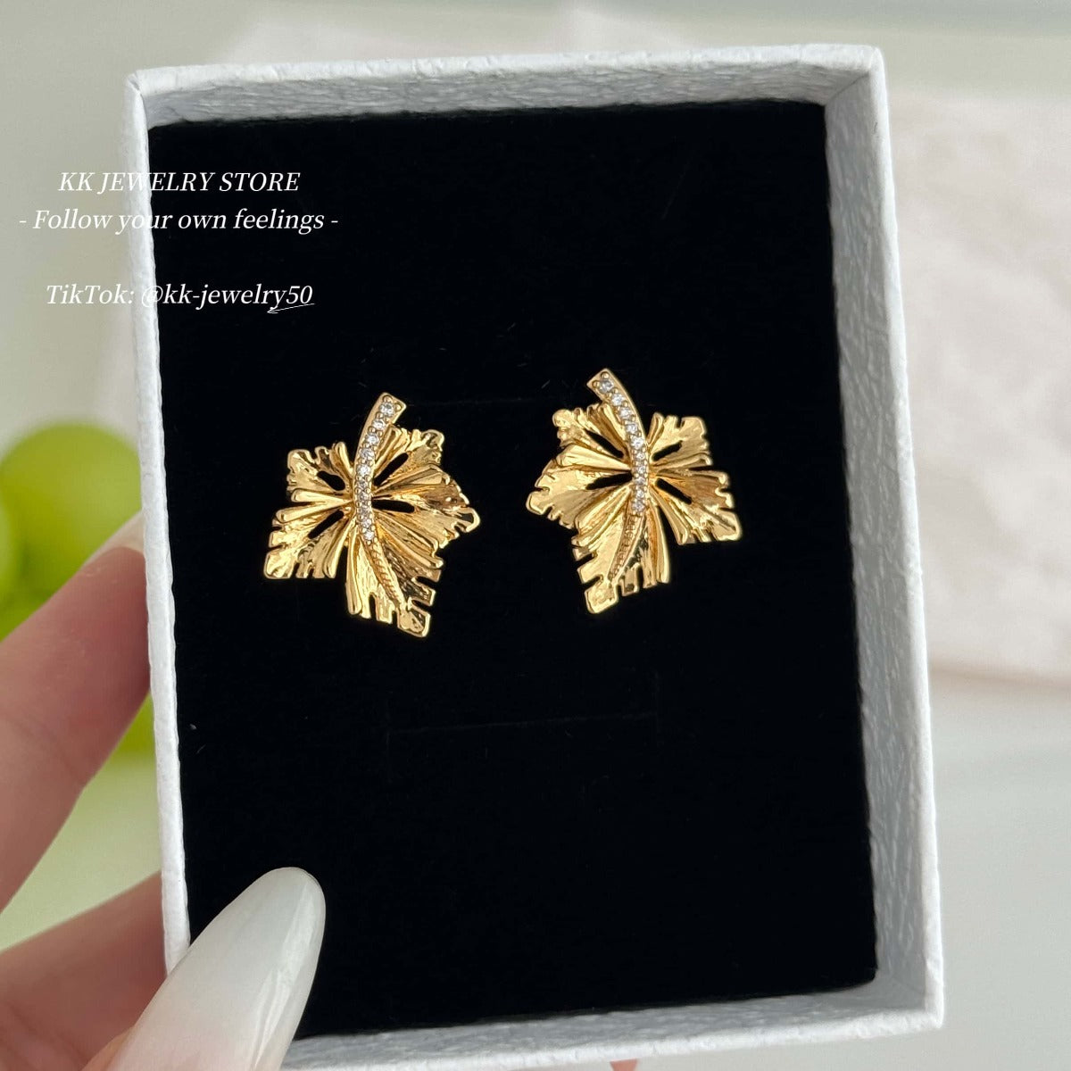 925 Silver Needle Atmospheric Maple Leaf Earrings