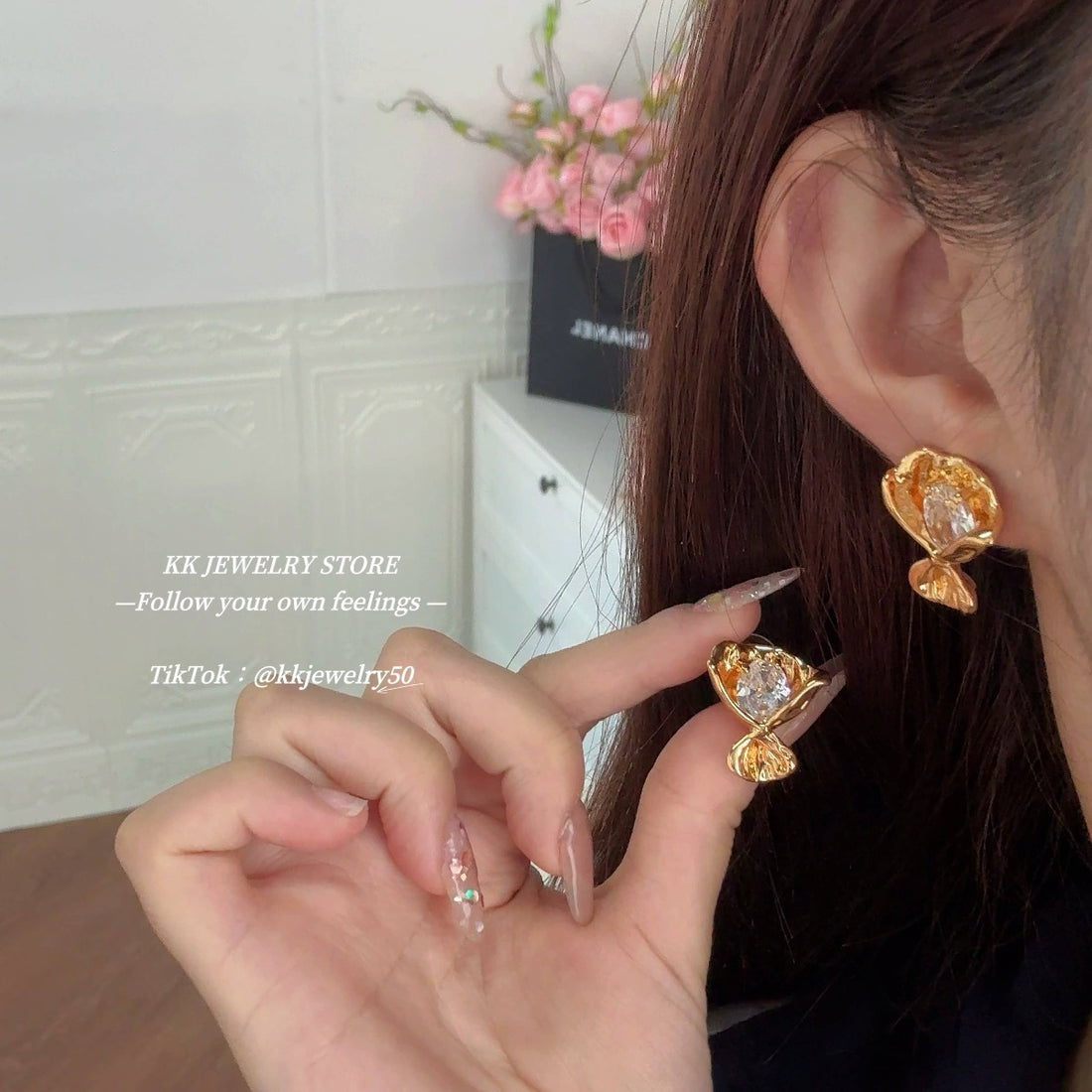 Wrinkled Hand Bouquet Candy Stud Earrings