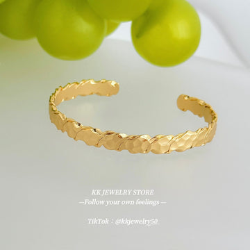 Irregular pleated open bracelet