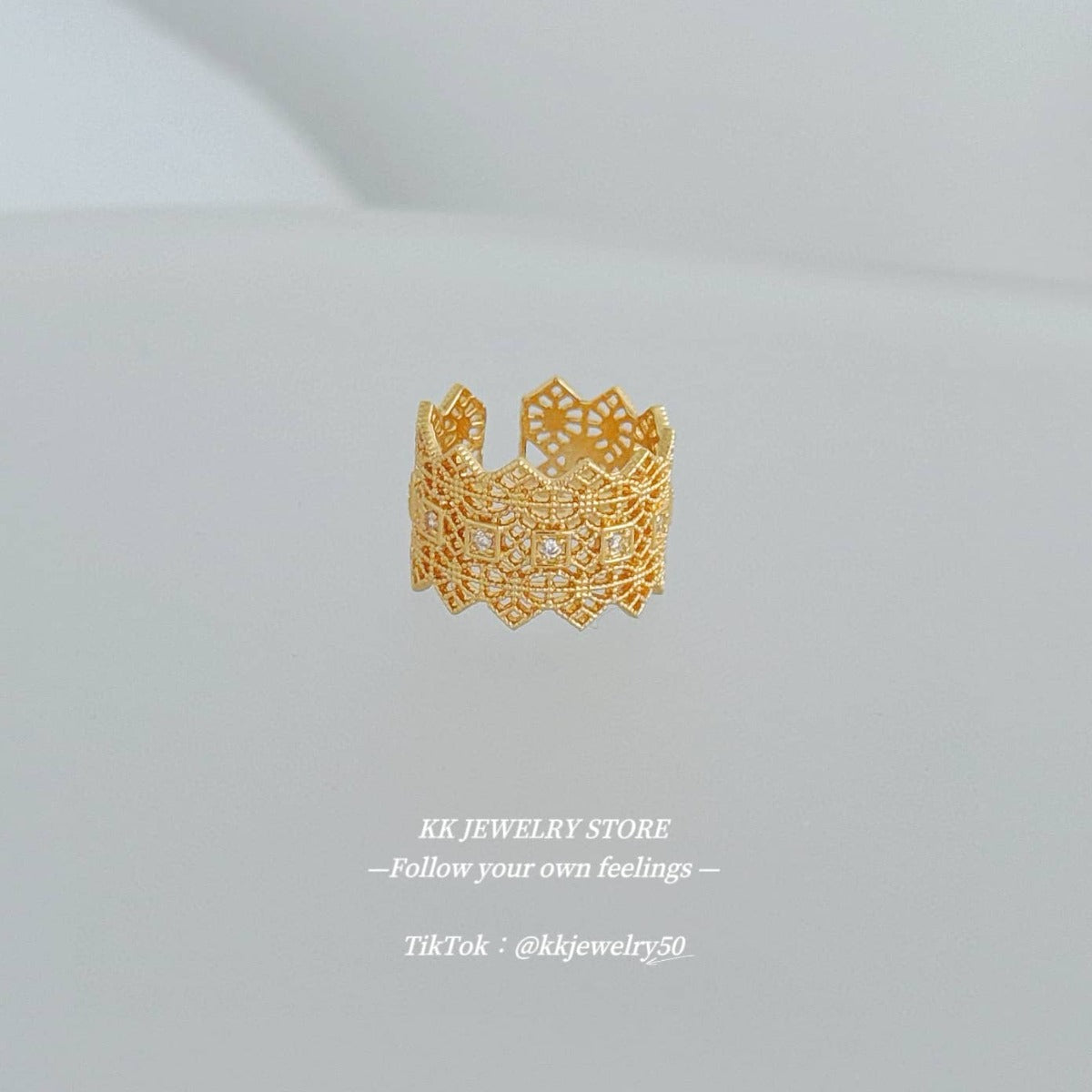 Court style crown ring hollow lace bracelet ring