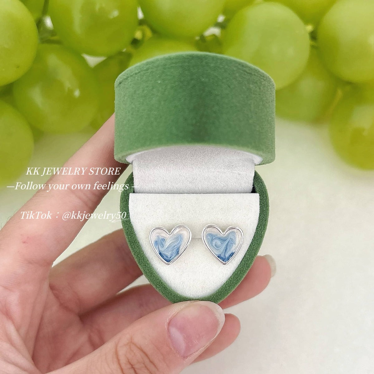 Streamer gradual change blue pearlescent love stud earrings