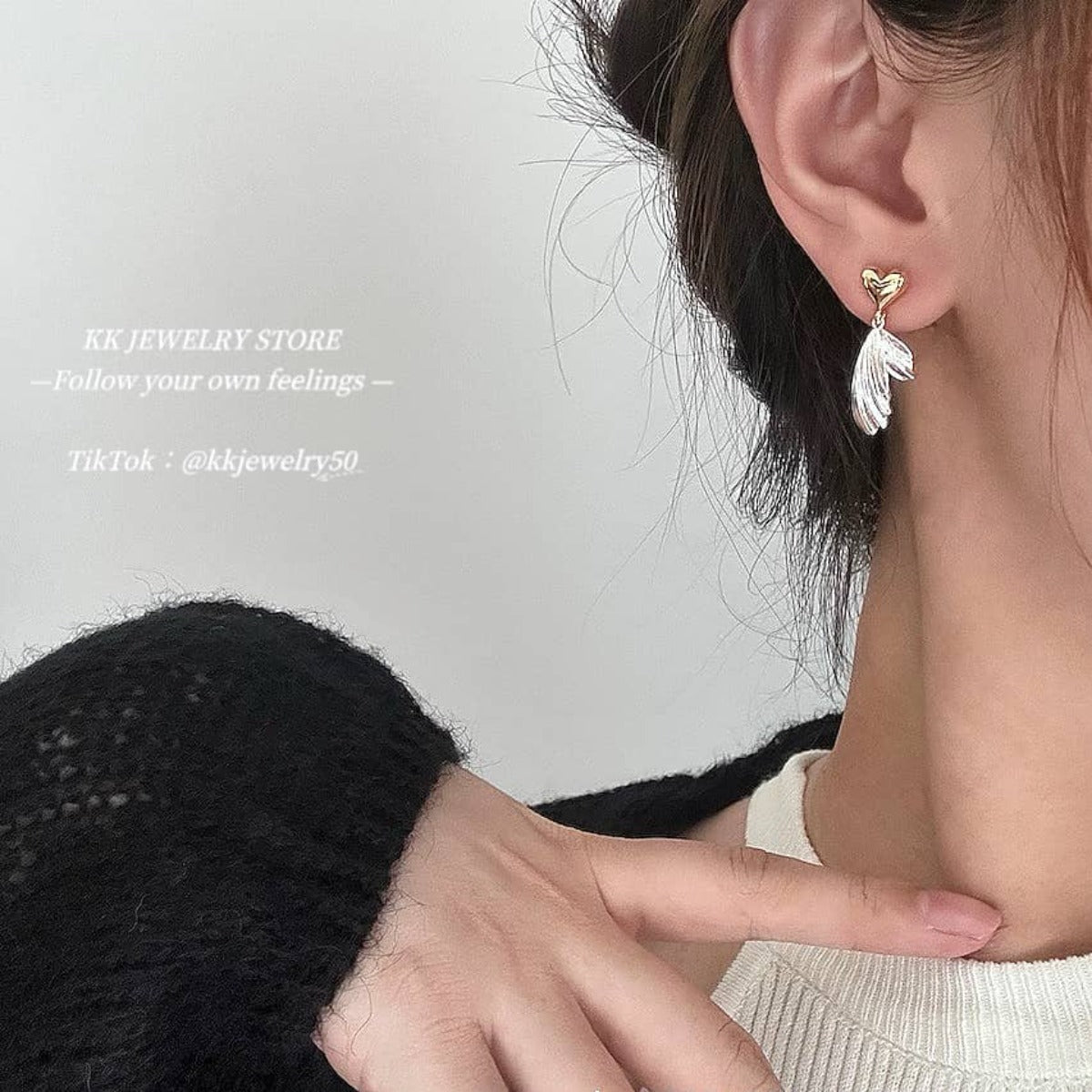 Premium love feather stud earrings