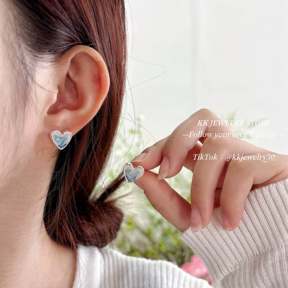 Streamer gradual change blue pearlescent love stud earrings