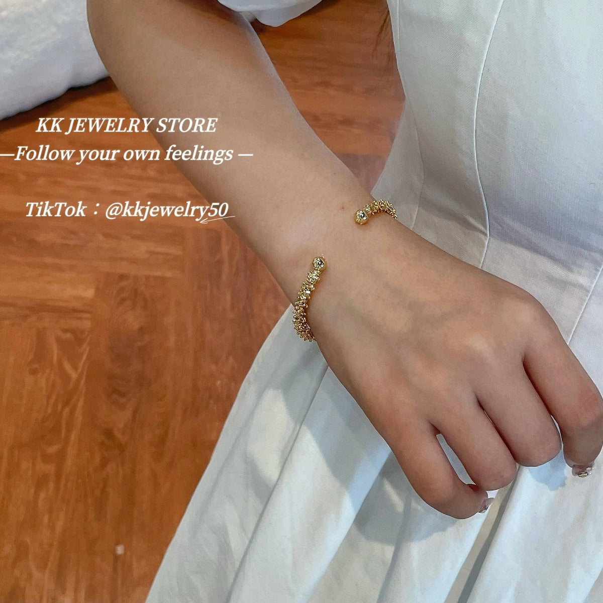 Sparkling small gravel opening bracelet