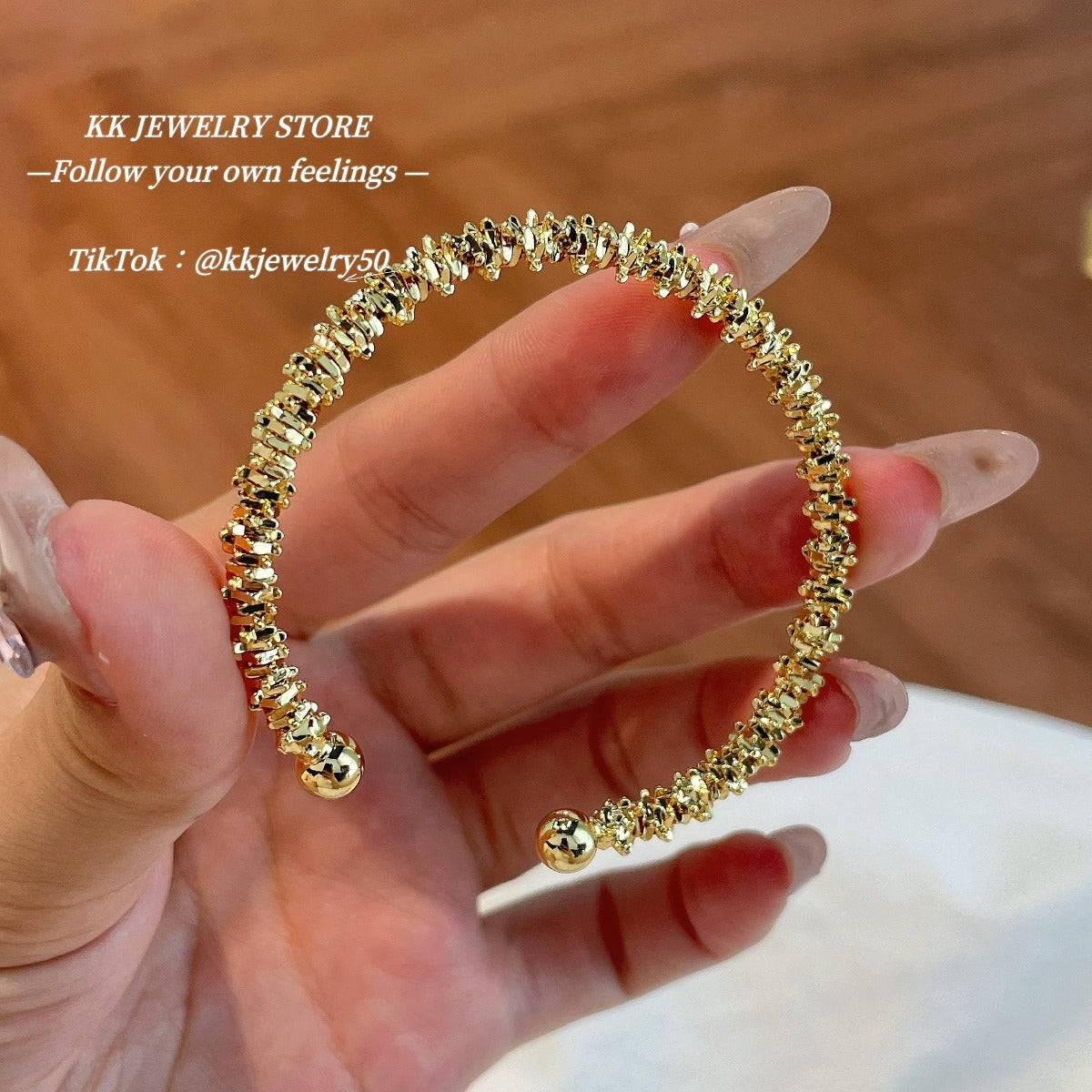 Sparkling small gravel opening bracelet