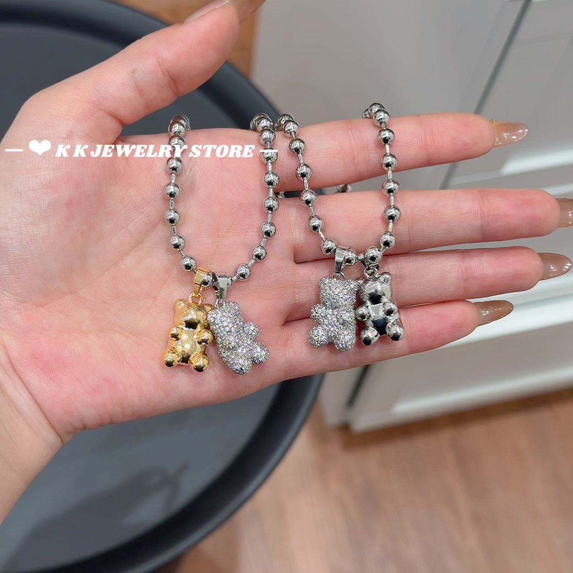 But cute love is very weightygold and silver diamond-studded three-dimensional bear necklace