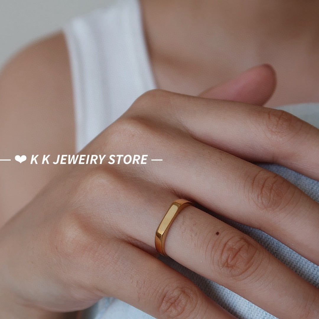 Diamond-shaped minimalist titanium and gold-plated ring