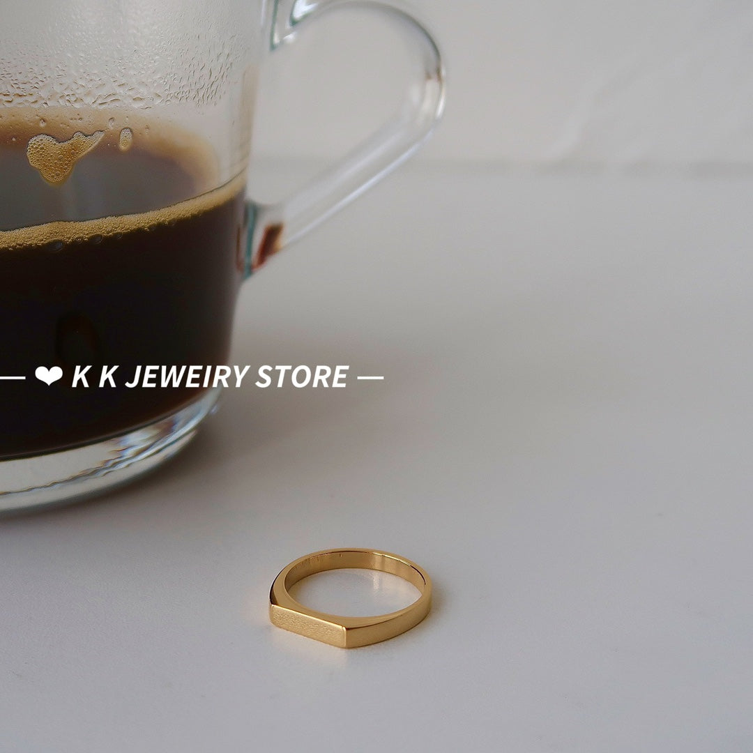 Diamond-shaped minimalist titanium and gold-plated ring