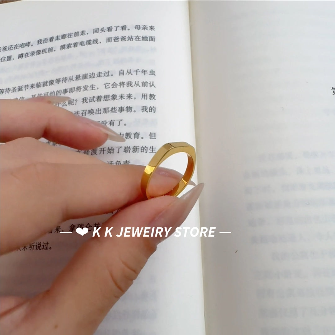 Diamond-shaped minimalist titanium and gold-plated ring