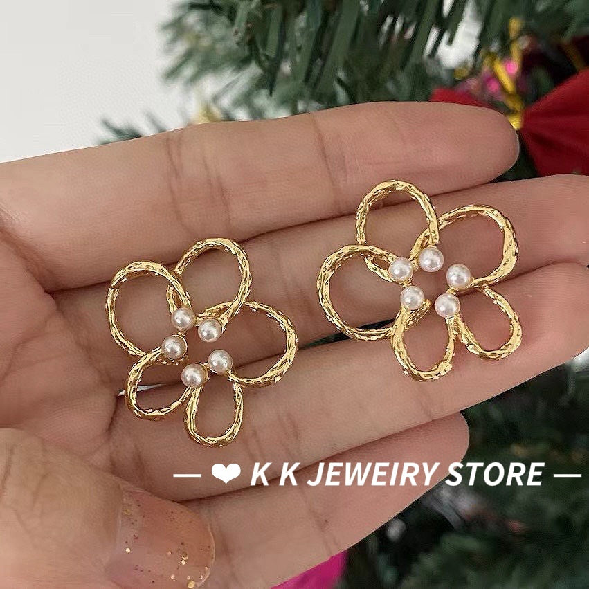 Cut-out flower stud earrings